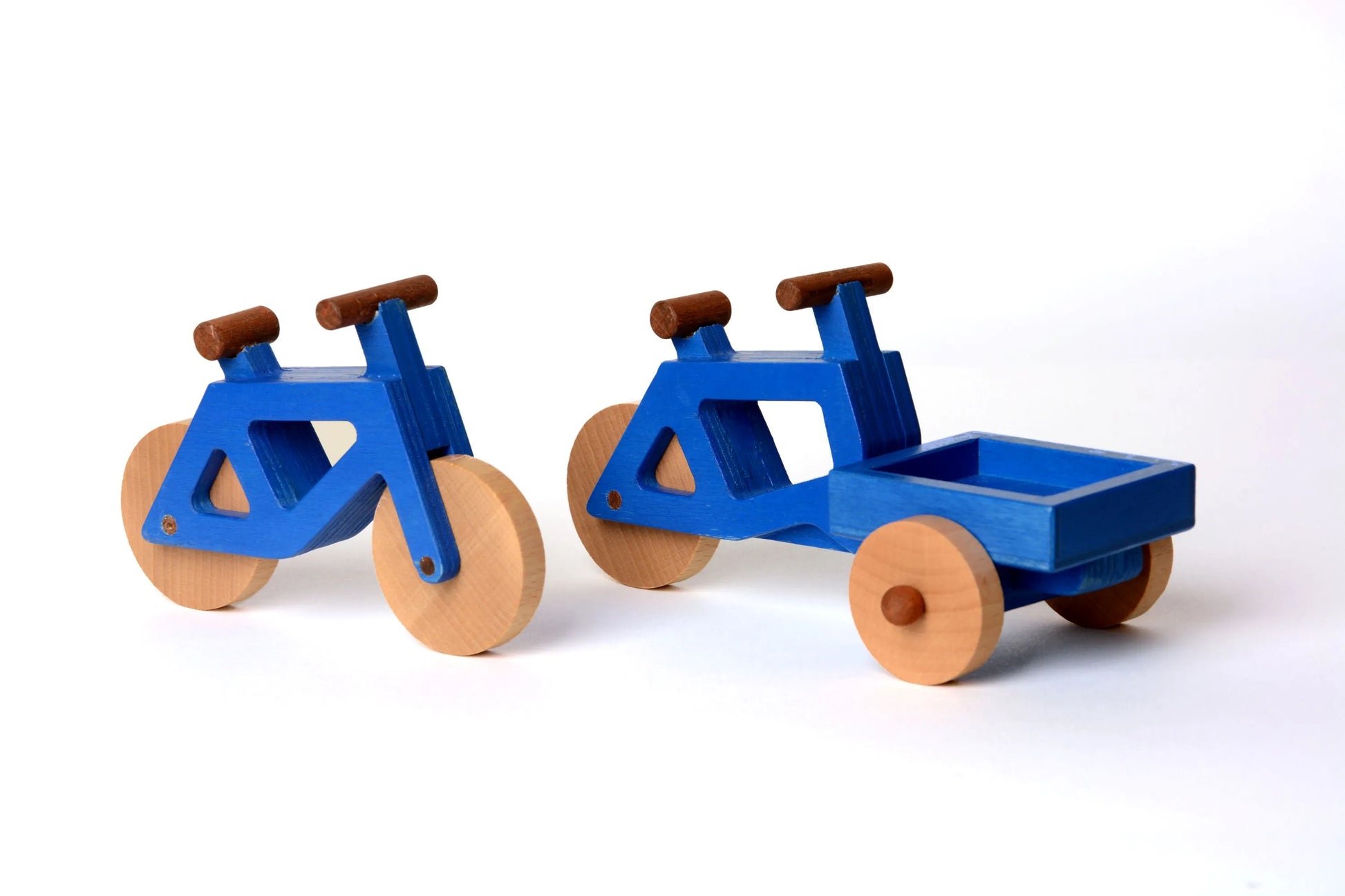 Das Spielzeugfahrrad aus Holz in blau und das Lastenrad von Spielwende in blau
