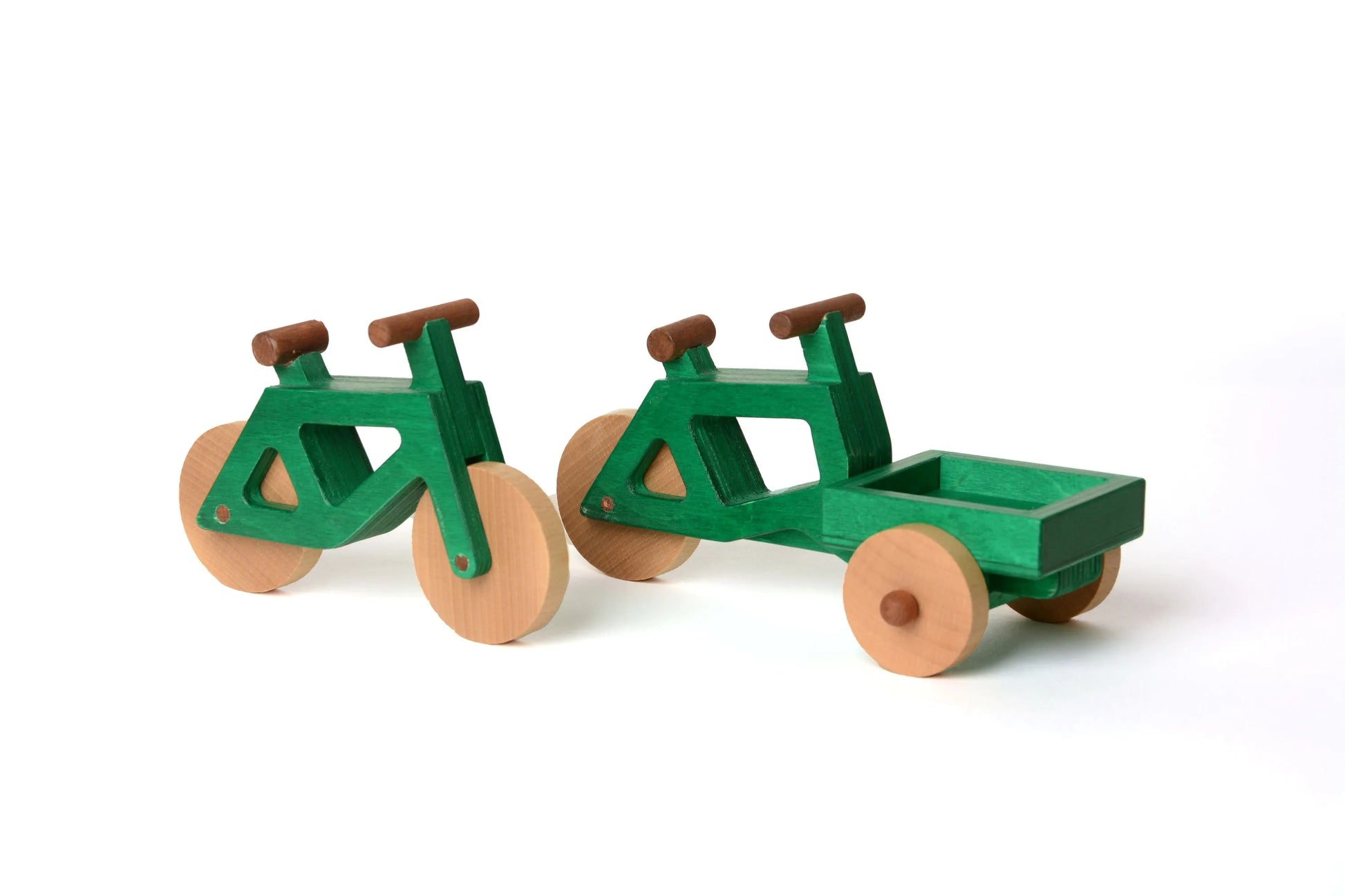 Das Spielzeugfahrrad aus Holz in grün und das Lastenrad von Spielwende in grün