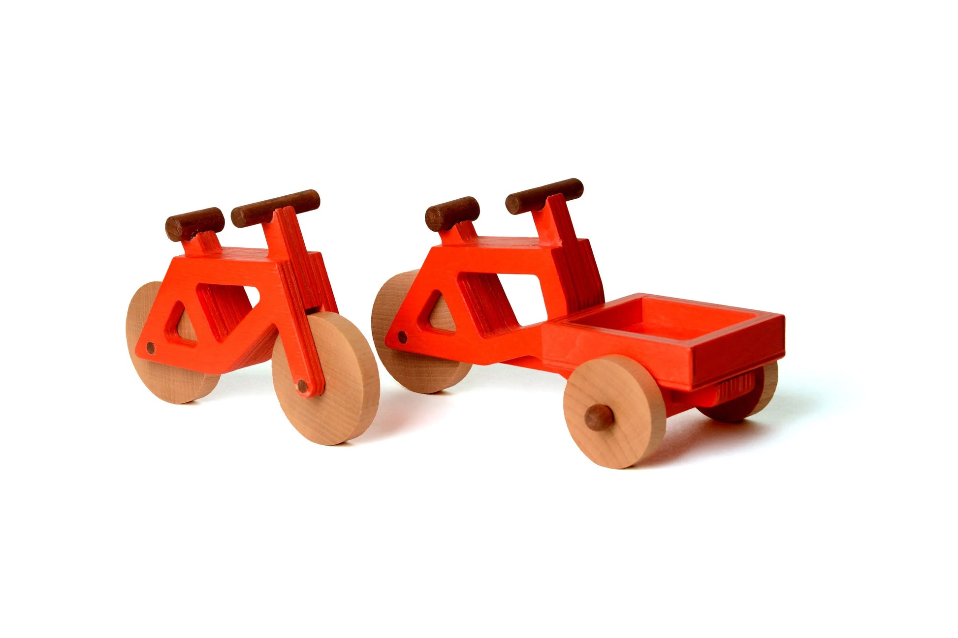 Das Spielzeugfahrrad aus Holz in rot und das Lastenrad von Spielwende in rot