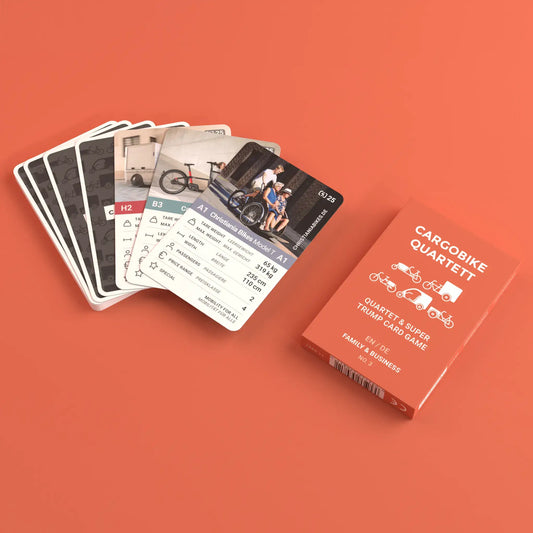 Die Karten und die Verpackung des Cargobike-Quartetts. Dabei liegen drei Karten offen auf einem Stapel