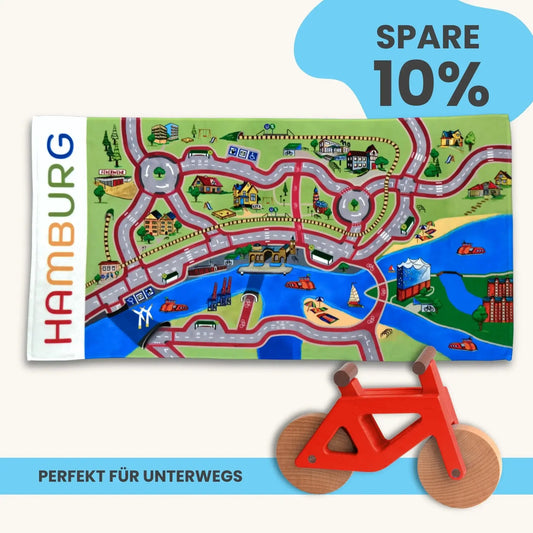 Handtuch Mobilitätsset To Go mit Spielteppich und Holzfahrrad, perfekt für unterwegs und nachhaltig, Made in Germany.