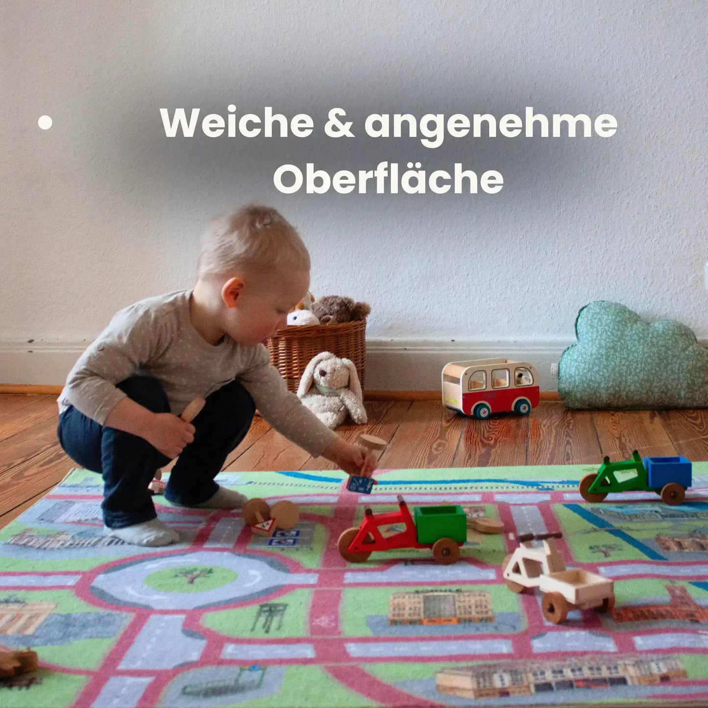 Kind spielt mit Holzspielzeug auf einem Spielteppich mit Stadtmotiven, weiche und angenehme Oberfläche.