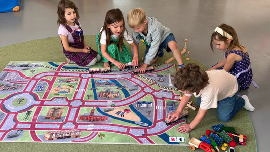 Kinder spielen auf dem Berlin-Spielteppich von Spielwende
