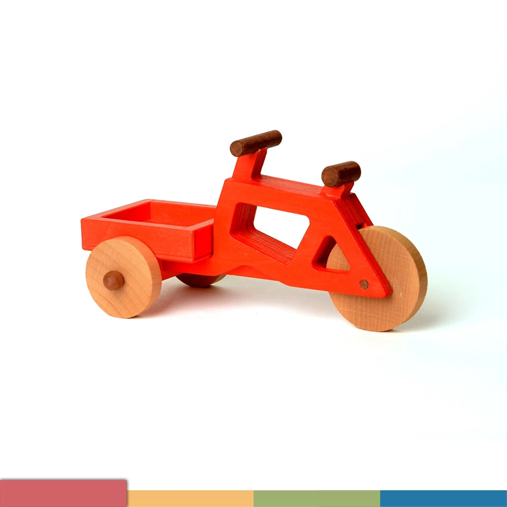 Spielzeuglastenrad aus Holz mit flacher Transportbox in rot von Spielwende, ideal für Kinder ab 18 Monaten.