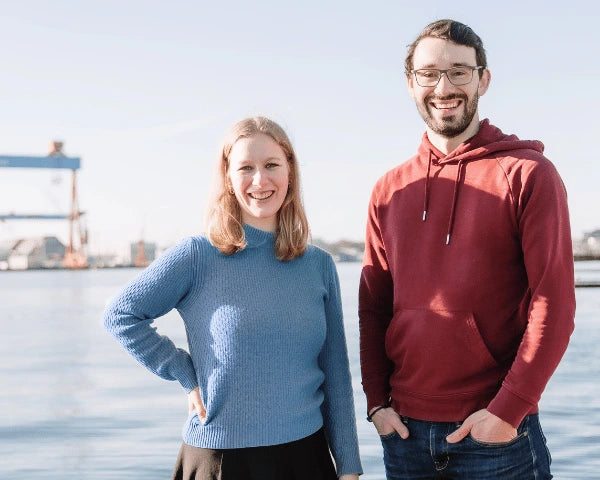 Lena Stöcker und Philipp Walter stehen nebeneinander an der Förde in Kiel